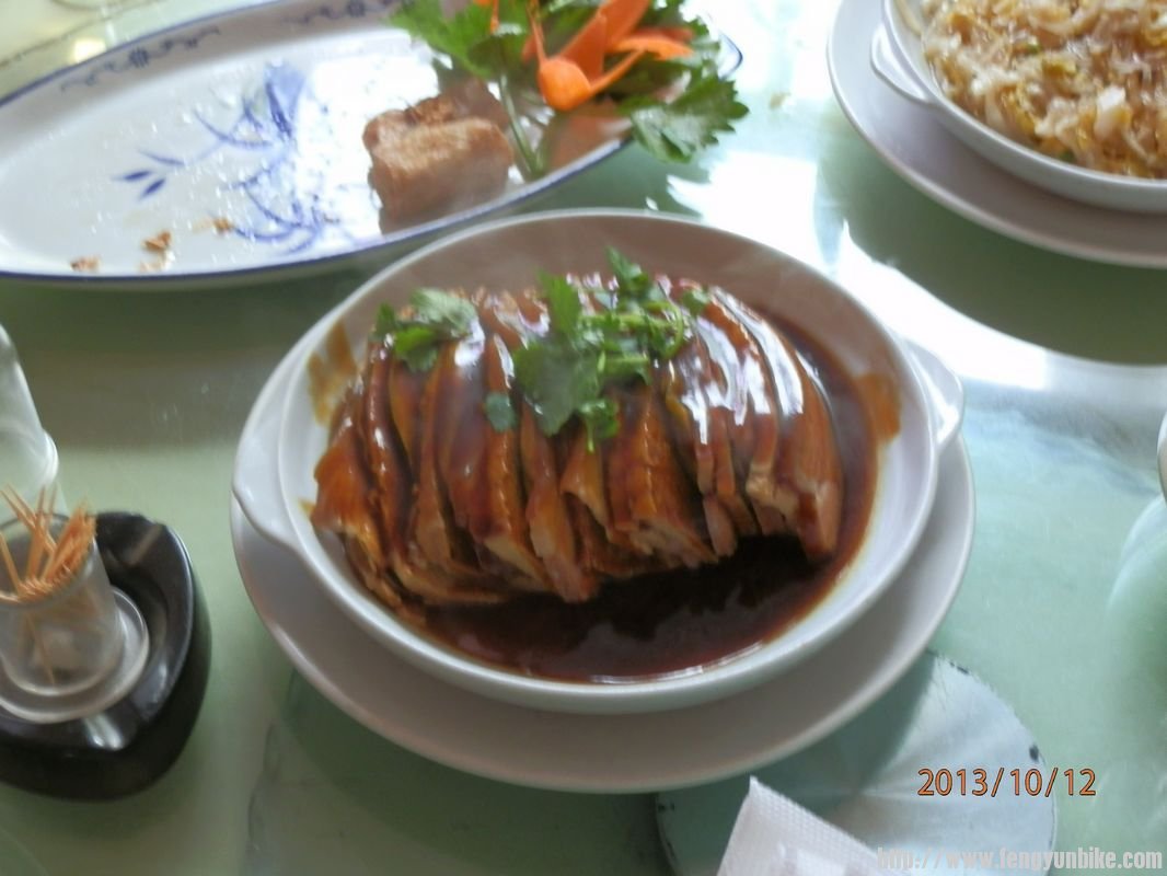 青龙蒸肉，里面每一层都有冻豆腐和茄子片，肥而不腻，满口余香