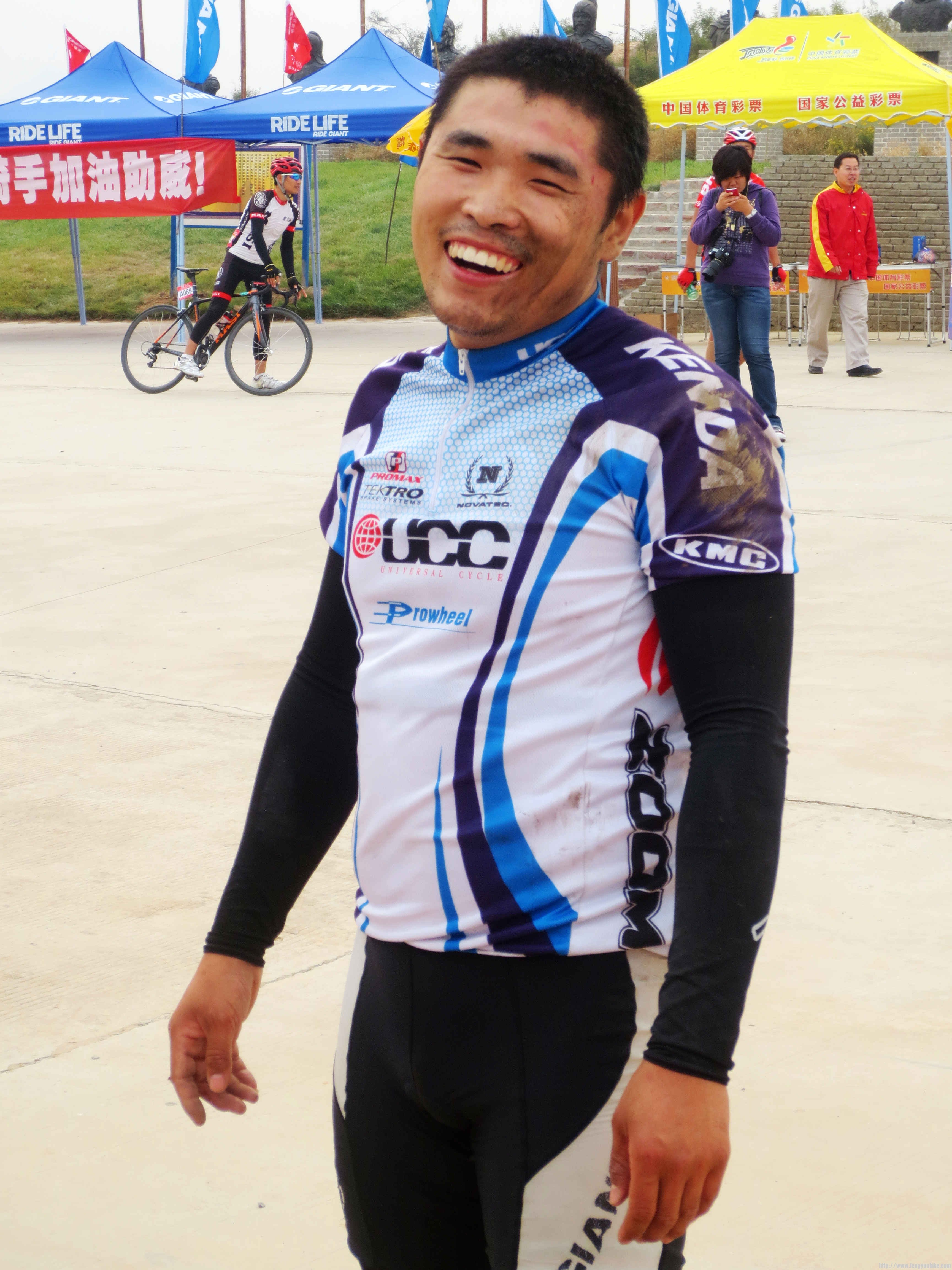 小高摔车笑容依旧