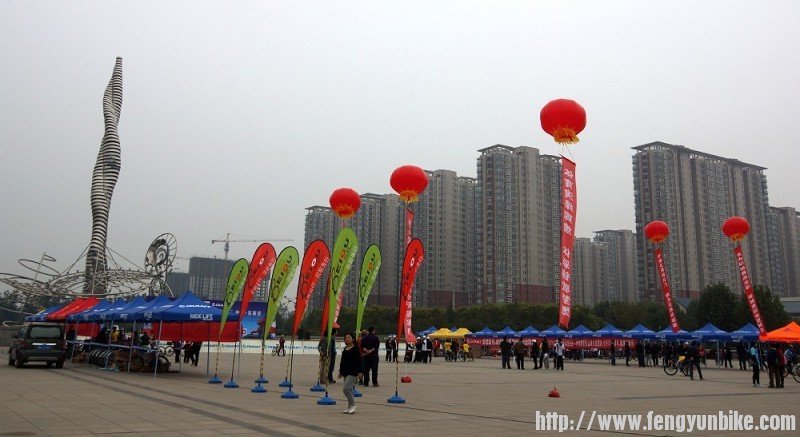  火炬广场被点缀的像过节一样