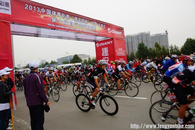 一声发令枪响过，比赛正式开始了