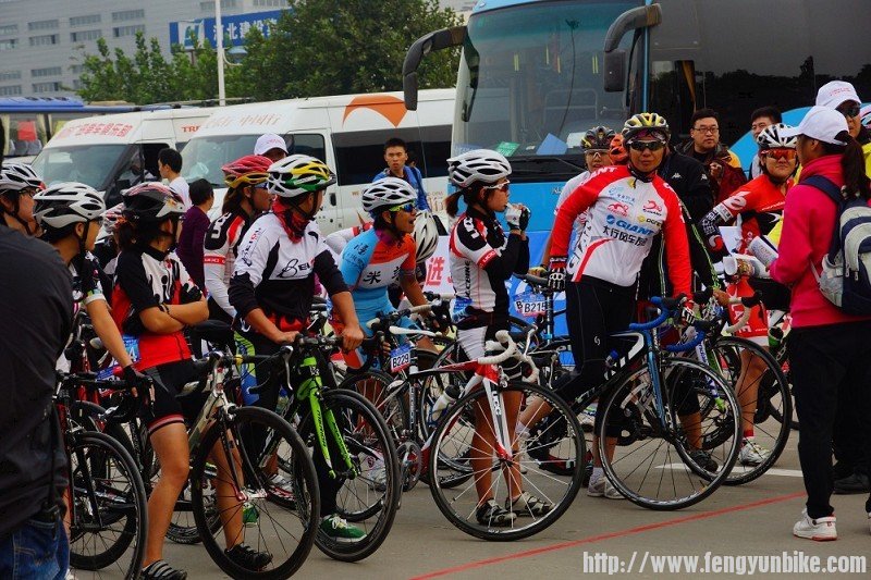 等待发车的女子公路组