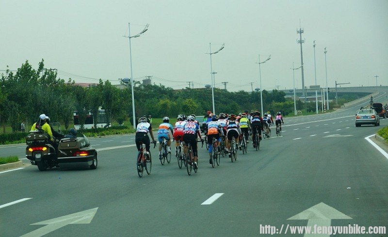 女子公路组开始爬坡了