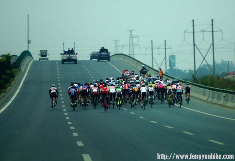 大集团在爬坡，整个比赛路线处于南二环中，有很多这样的坡路等着车手们去征服。 ...