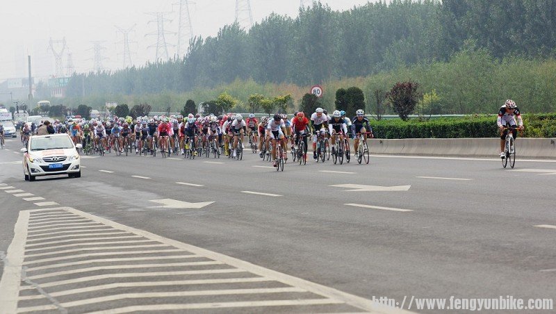 大集团的车手们紧密的团结在一起