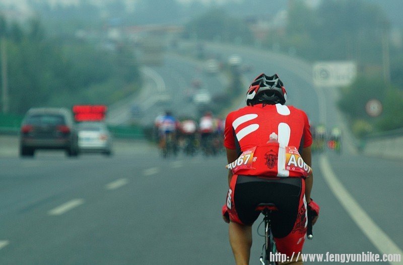 掉队的车手再想追上大集团很困难！