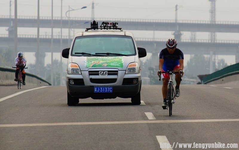 衡水美利达单车车手“叮当”因为遭遇其他车手摔车，掉出大集团，一人单飞到达终点。叮当，挺你。 ...