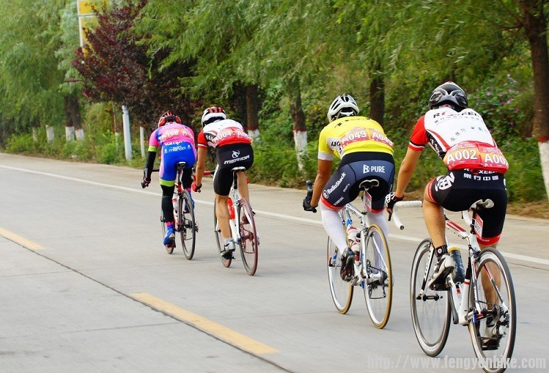 掉出大集团的衡水美利达车手袁衡衡，领骑在第二小集团。