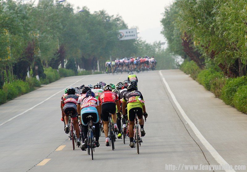 眼睁睁的看着大集团就在前面的不远处，追赶起来很困难。这时候车手们已经骑行了大概一个多小时了 ...
