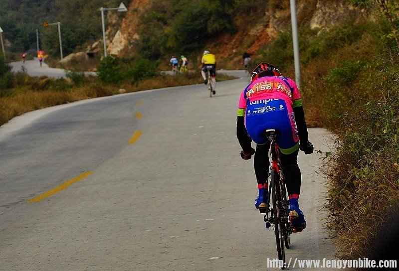 环山的上坡路大约三公里多，就是这三公里多的山路，让很多车手拼劲全身的气力。袁衡衡在奋力骑行 ...