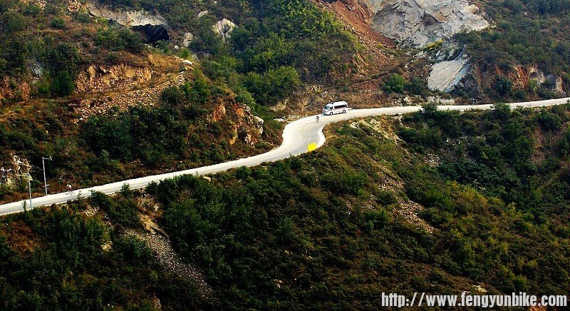 回头看看，这是你们骑上来的山路，车手们，你们是真正的勇士。