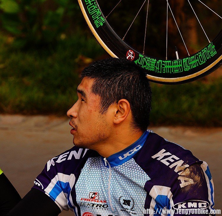 比赛后的车手头上已经被汗水渗透了，衣服上的泥土诉说着比赛中的艰辛