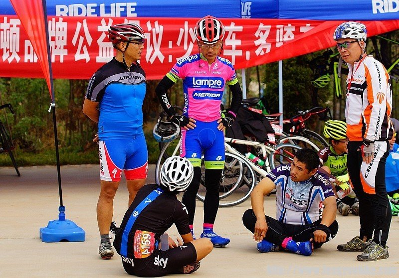 小憩的衡水美利达参赛队员，在互相探讨着比赛的过程。