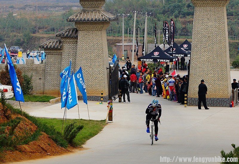 又一名衡水美利达的参赛车手骑进了终点，小伙子被摔车的车手冲进了路边的绿化带，手上带着擦伤一个人单飞完 ...