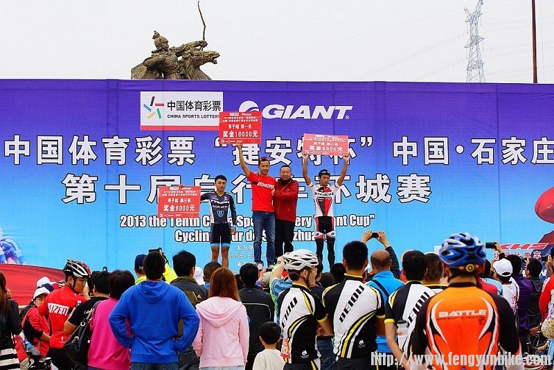 男子公路比赛一、二、三名上台领奖。男子组前三名是：胡浩、封宽杰、丁勇，成绩分别为：1小时24分30秒、1小 ...