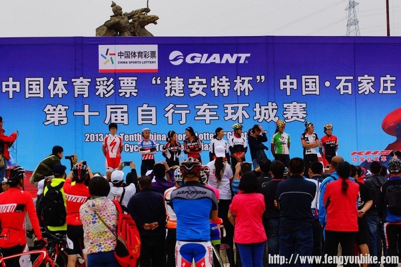 女子颁奖没有当场发放奖金，原因是有专业队员参加了这次比赛被质疑。