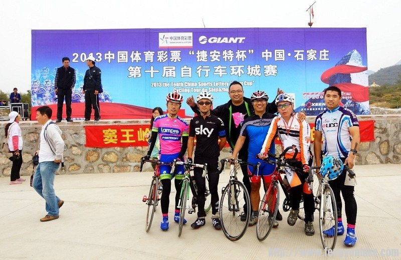 部分衡水美利达的参赛车友们在领奖台上合影留念