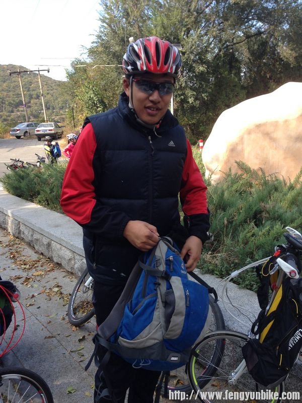 单车sky，刚在泰国做完手术需要穿羽绒坎肩保暖