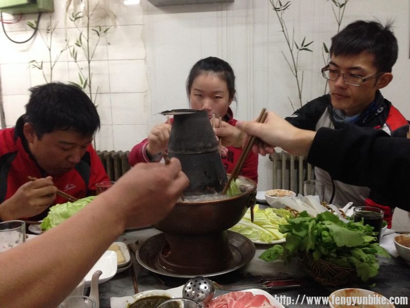 妹子和右边的小伙儿是北方工大的学生，好年轻啊