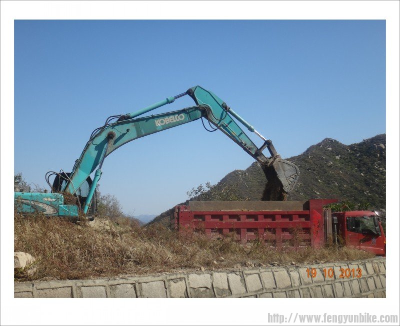 修慈悲峪山顶大平台.原来只有几块大石头的地方