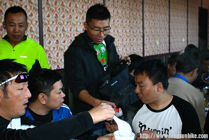 康园分发纪念品