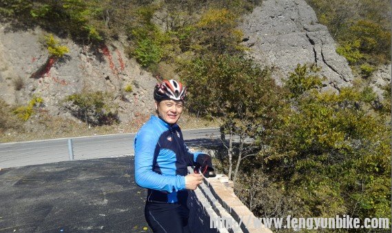 满哥鼻子头被风吹的