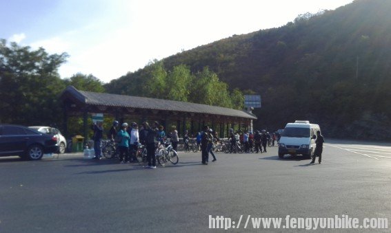 妙峰山下牌楼骑友不少