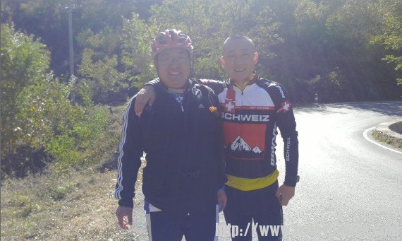 半山腰巧遇放坡下来的苹果园超哥