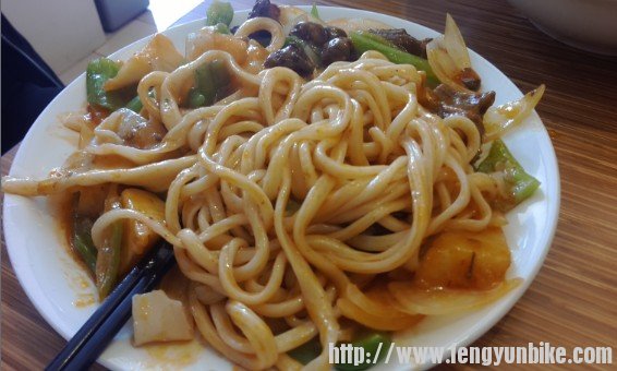 这个大盘鸡拌面带劲