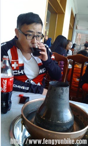 喝着杯里看着锅里