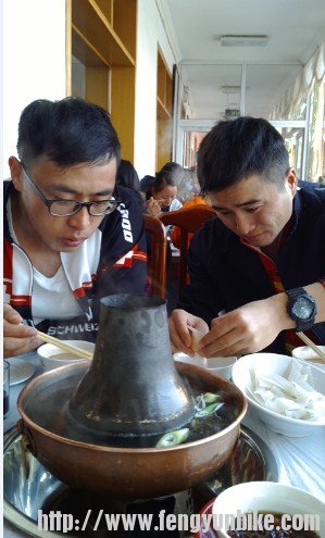 哥俩研究这糖蒜为什么这么甜