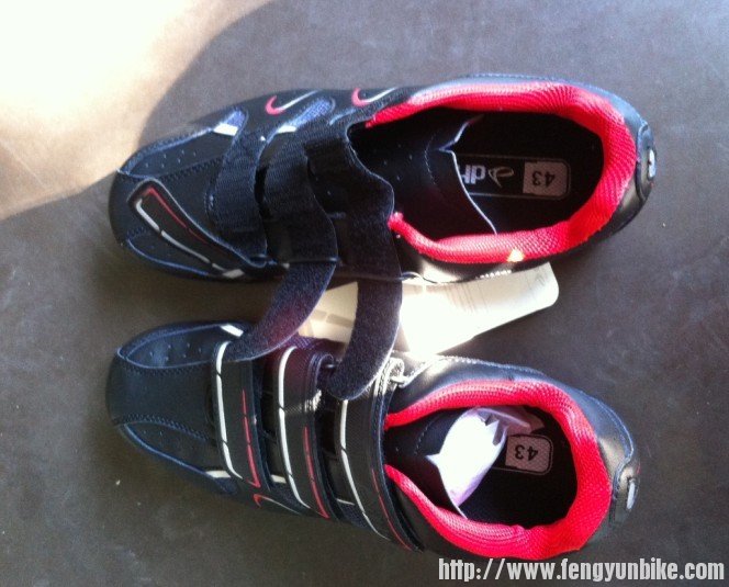 鞋内圈是红色的，还算低调中的骚气，哈哈