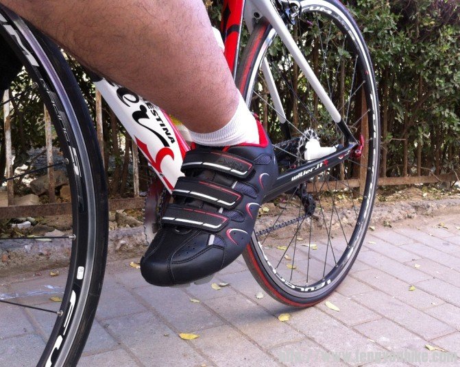 上脚后拍了张照片就试骑了一下，裹脚程度蛮好的，提拉一点不收影响，虽然现在天气不算还冷，但是感觉透气性 ...