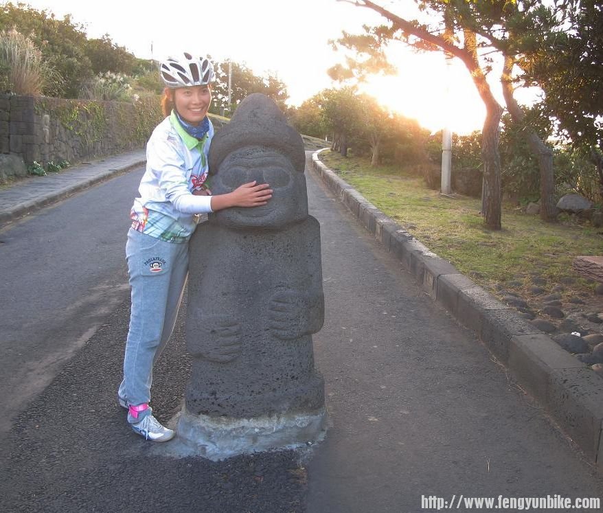 石头爷爷，摸鼻子生儿子；摸耳朵生女儿；摸肚子发财哟