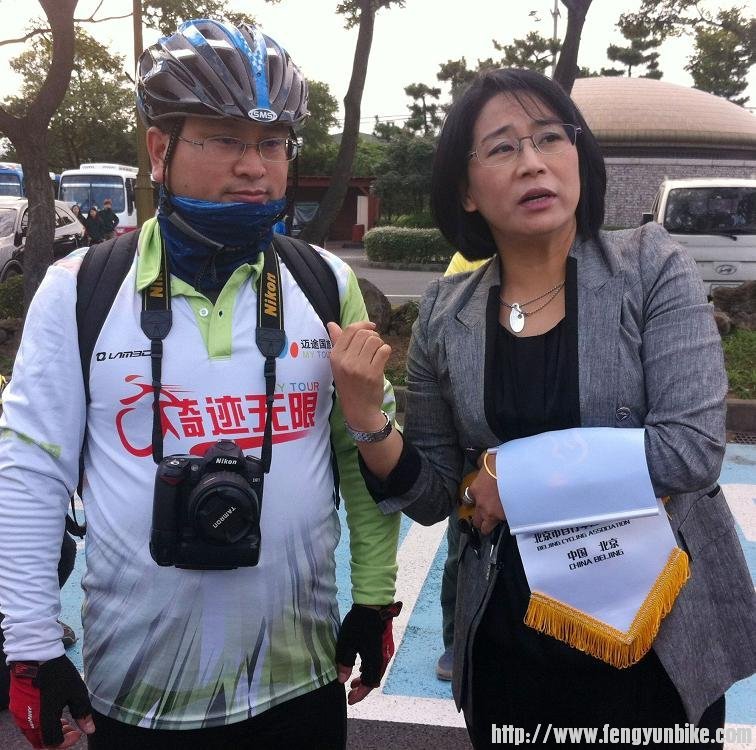 韩国旅游局向车友发礼品（每人一瓶防晒霜、矿泉水和桔子）