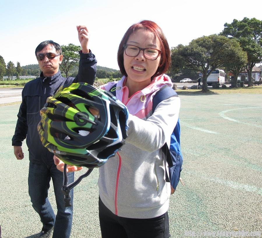 竞技表演，参赛人员谁最后到终点，就会得到价值千元的头盔一顶