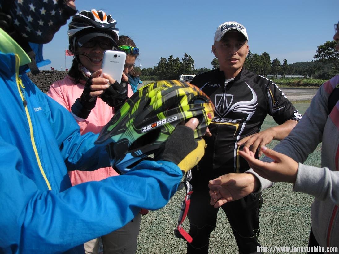 头盔是车店老板提供的，老板本人是自行车爱好者