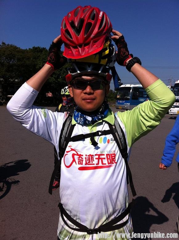 演杂技？不，他是为人民服务