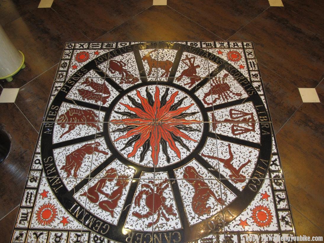 餐厅内的十二星座装饰地砖