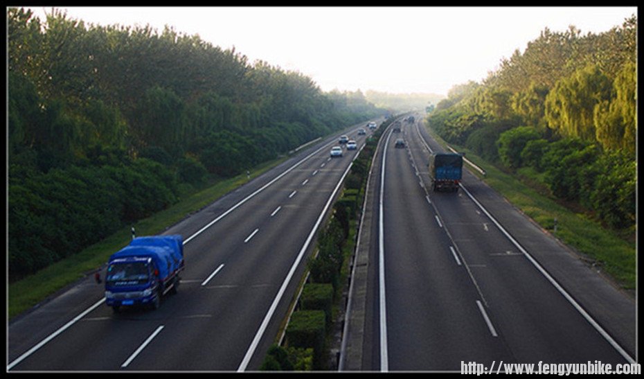 采育大黑垡桥，桥下就是京沪高速