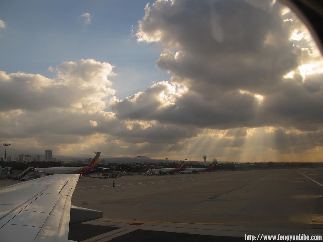 韩国机场，太阳说：欢迎再来