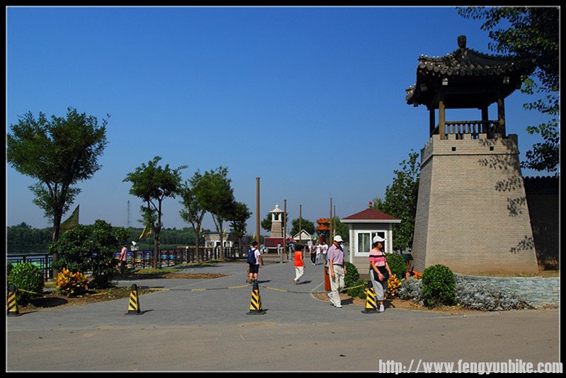 漕运码头，保安不让自行车进入。