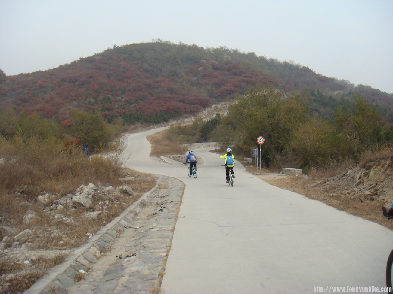 茶棚路口，左边路上鬼笑石，右边路下到金山陵园