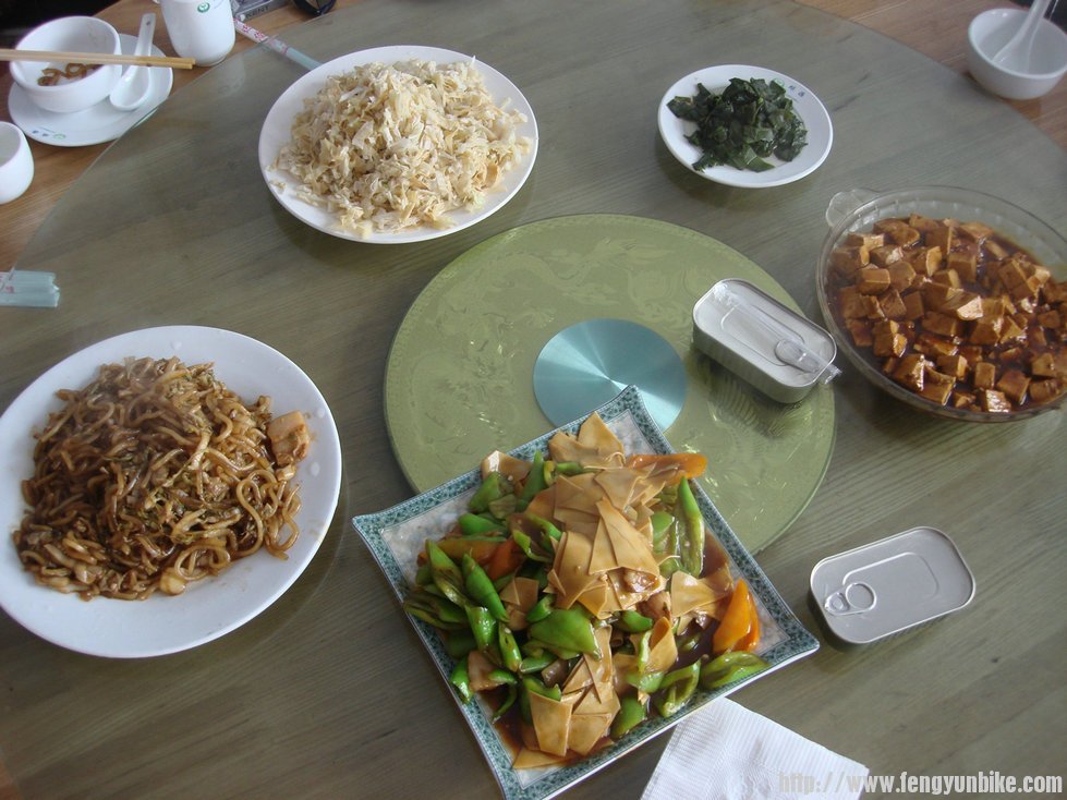 中午吃饭很简单就这4个菜好在我们吃的是热乎饭，晚上再说吧，吃完了赶紧骑车去 ... ...