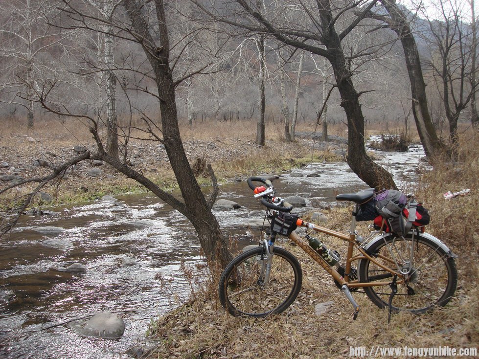 回头看见小溪水