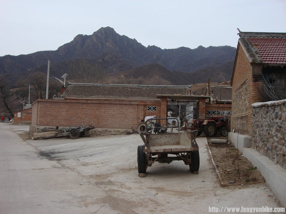 峡谷里有好几个自然村落