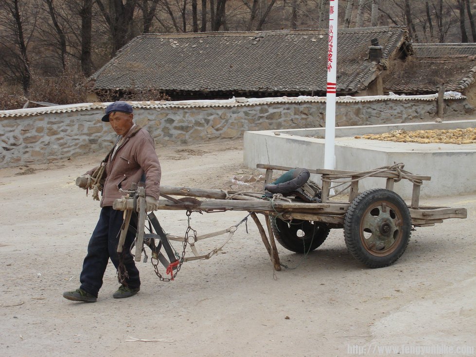 村民们穿戴很穷困