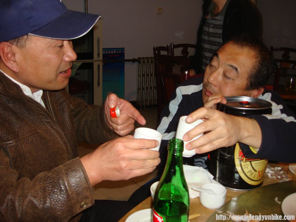 装的真像两个大酒鬼