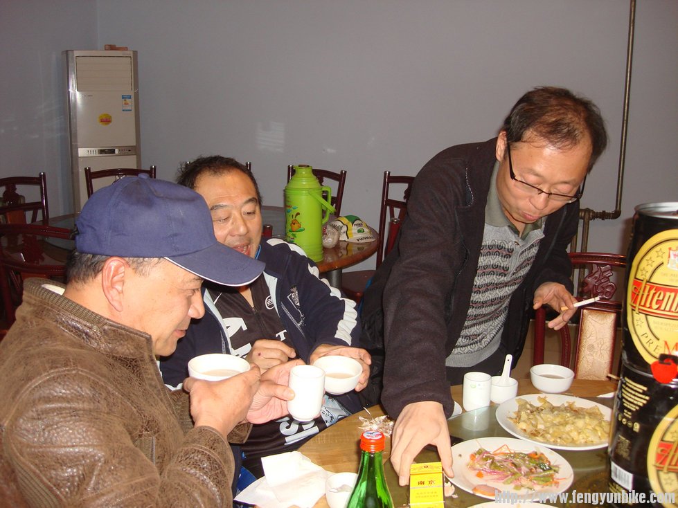 这能装还把香烟来显摆