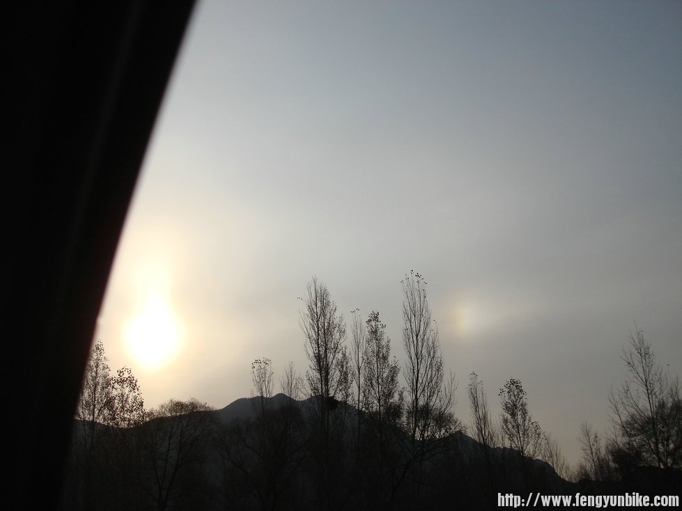 叫后面的人赶紧抬头看天空