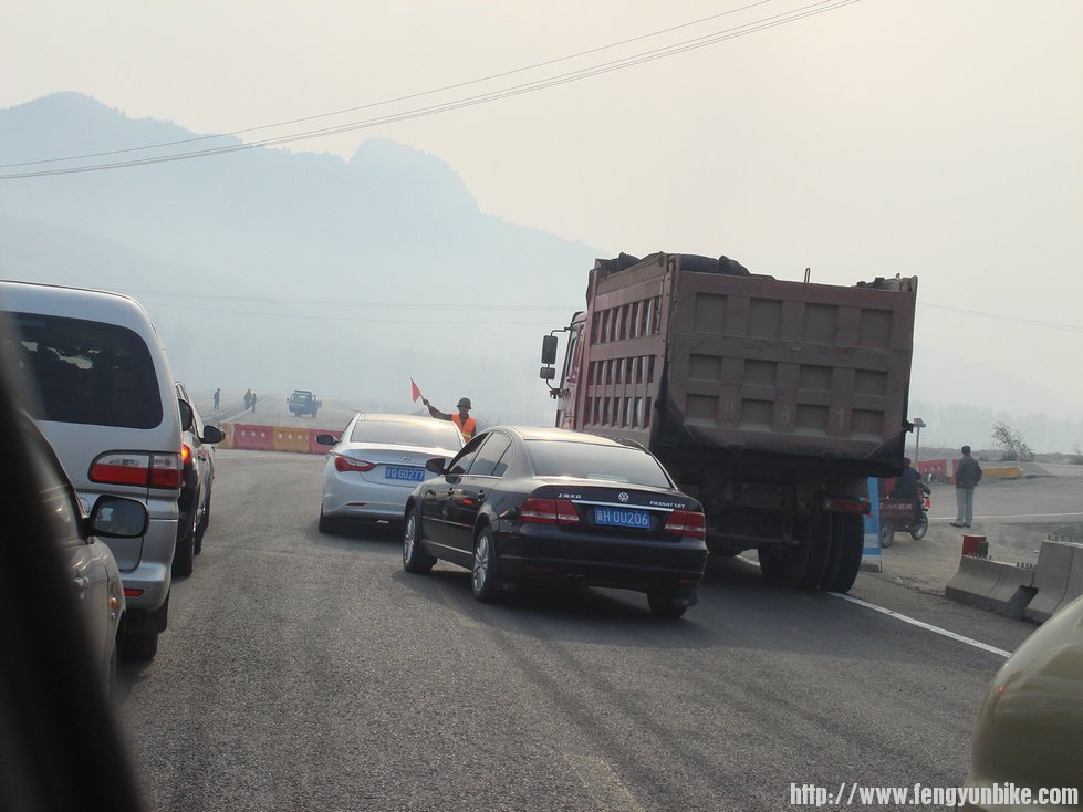 大家都等候着军车车队的通过